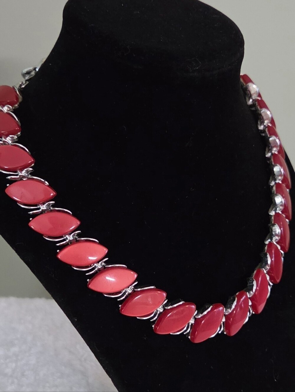 Vintage 1950s Signed Lisner Red Enamel Chevron Leaf Choker Collar Necklace MCM - Picture 3 of 6